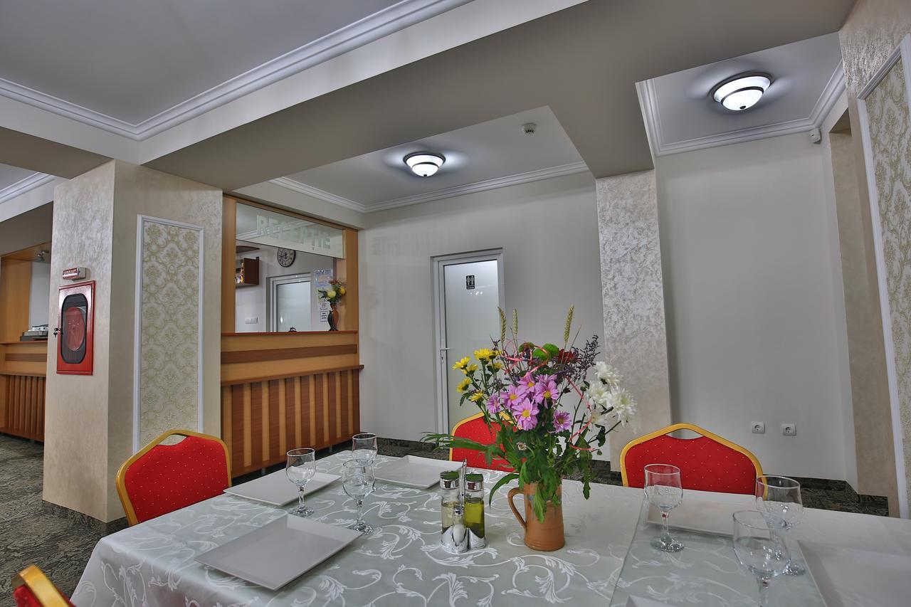 Hotel Raxand Residence Mioveni Exterior foto